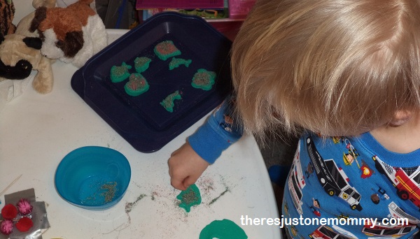 pretend play: decorating cookies