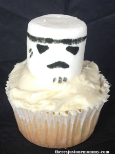 kids Star Wars party on a budget -- simple Star Wars cupckaes