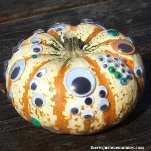 fun googly eye pumpkin idea -- perfect no-carve way to decorate a mini pumpkin