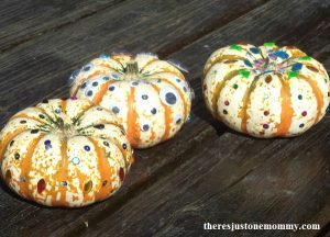 no carve pumpkin idea -- sparkly pumpkins that are perfect for a fall centerpiece